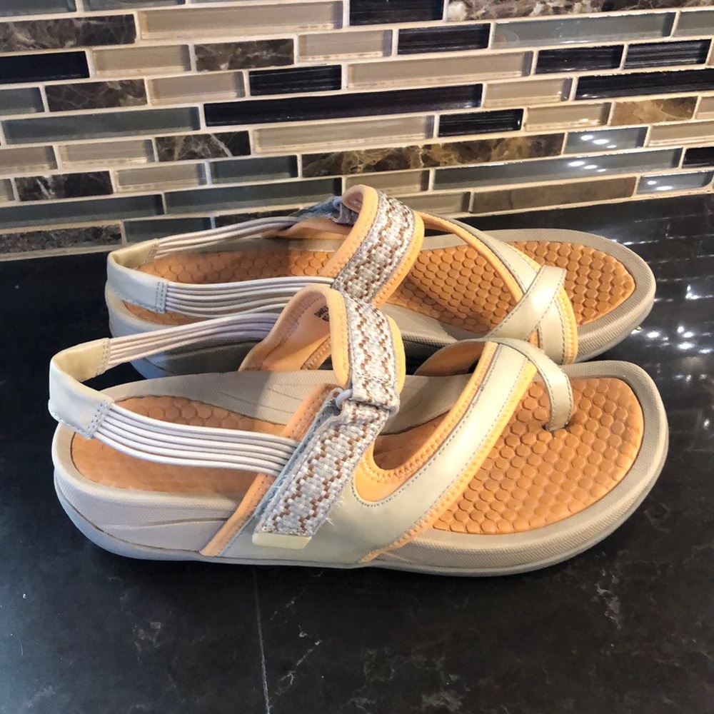 Bare traps cushion sole toe sandals - Picture 2 of 3